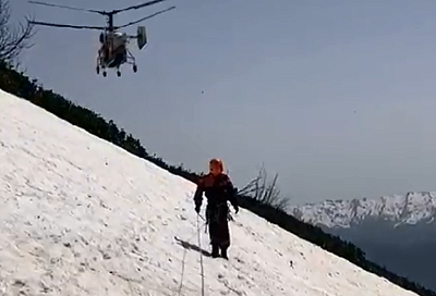 Троих сорвавшихся с горы под Сочи туристов эвакуировали на вертолете