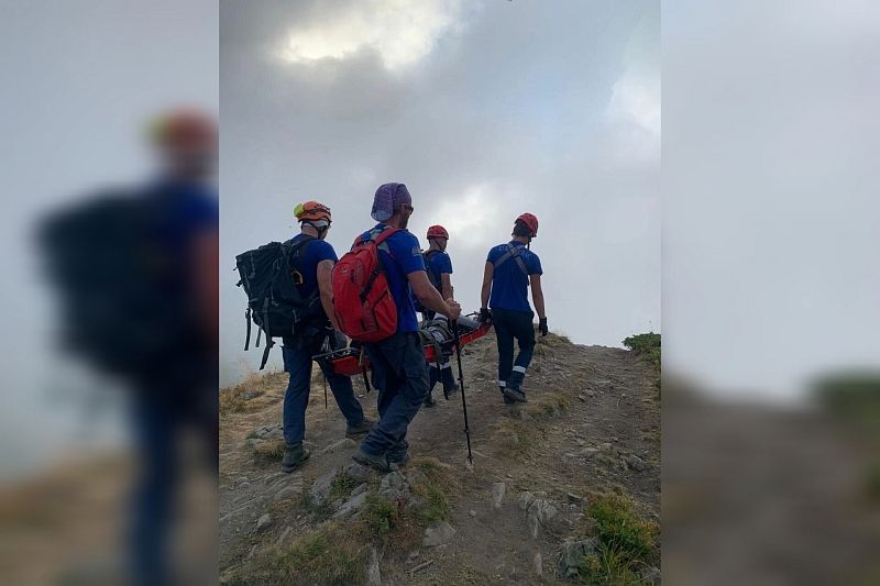 В горах Красной Поляны спасатели на носилках эвакуировали из лагеря туристку с травмой ноги 