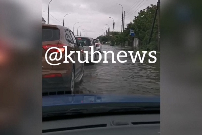 В Краснодаре из-за прошедшего сильного дождя местами затруднено движение транспорта