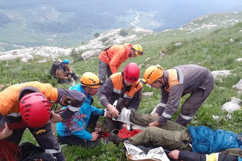 В Краснодарском крае спасатели эвакуировали с Большого Фиштинского ледника пострадавшего  туриста