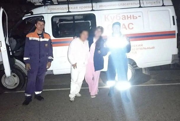 Спасатели нашли двух заблудившихся туристок в горах на Кубани