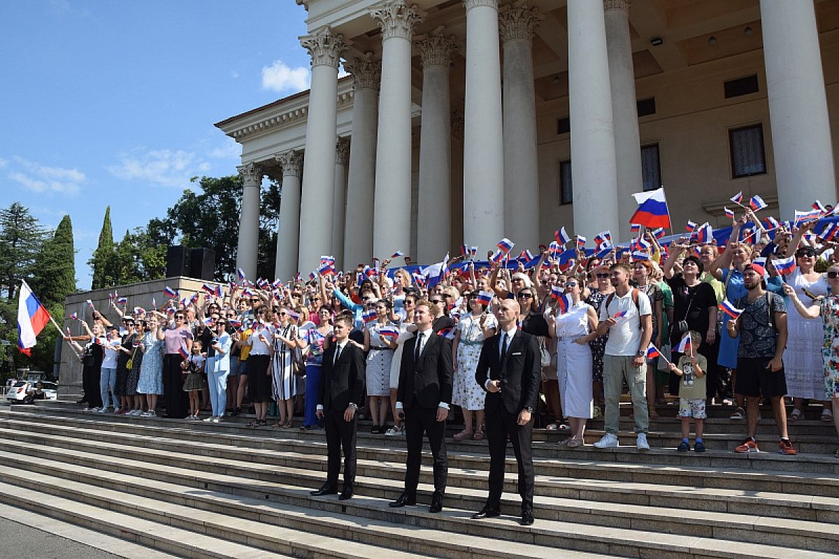 В Сочи 500 педагогов исполнили песню «Вперед, Россия!»