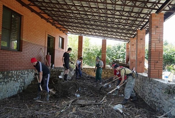 Более 430 волонтеров ликвидируют последствия непогоды в пострадавших городах и районах Краснодарского края