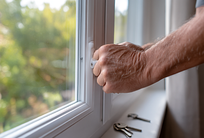 Ручка на пластиковом окне не закрывается до конца? Простое решение за 2 минуты