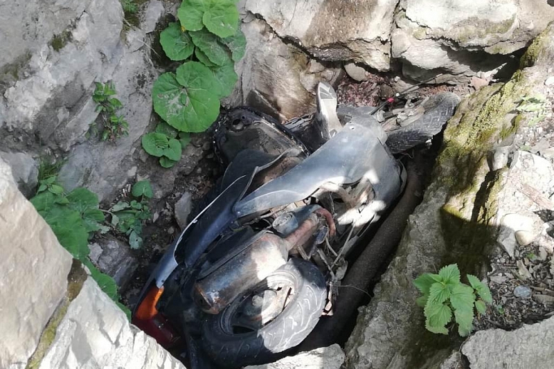 В Краснодарском крае погиб водитель опрокинувшегося скутера