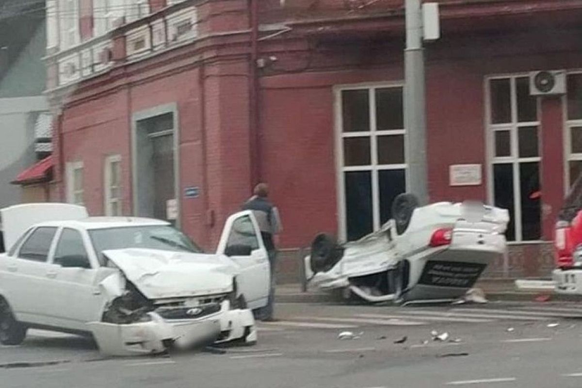 В Краснодаре в ДТП пострадали водитель и пассажирка Яндекс.Такси 