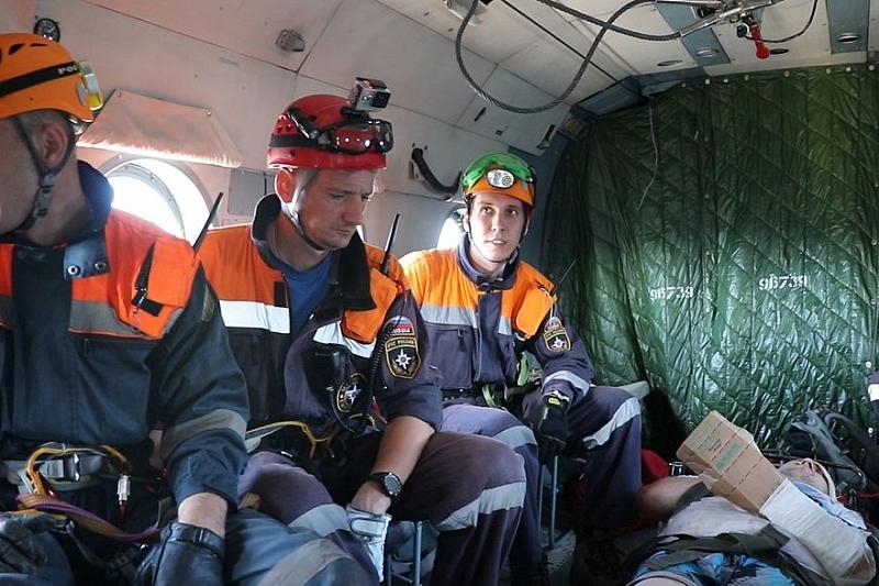 В Краснодарском крае спасатели на вертолете эвакуировали упавшего в обрыв мужчину (видео)