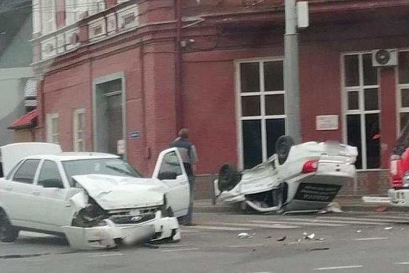 В Краснодаре в ДТП пострадали водитель и пассажирка Яндекс.Такси 
