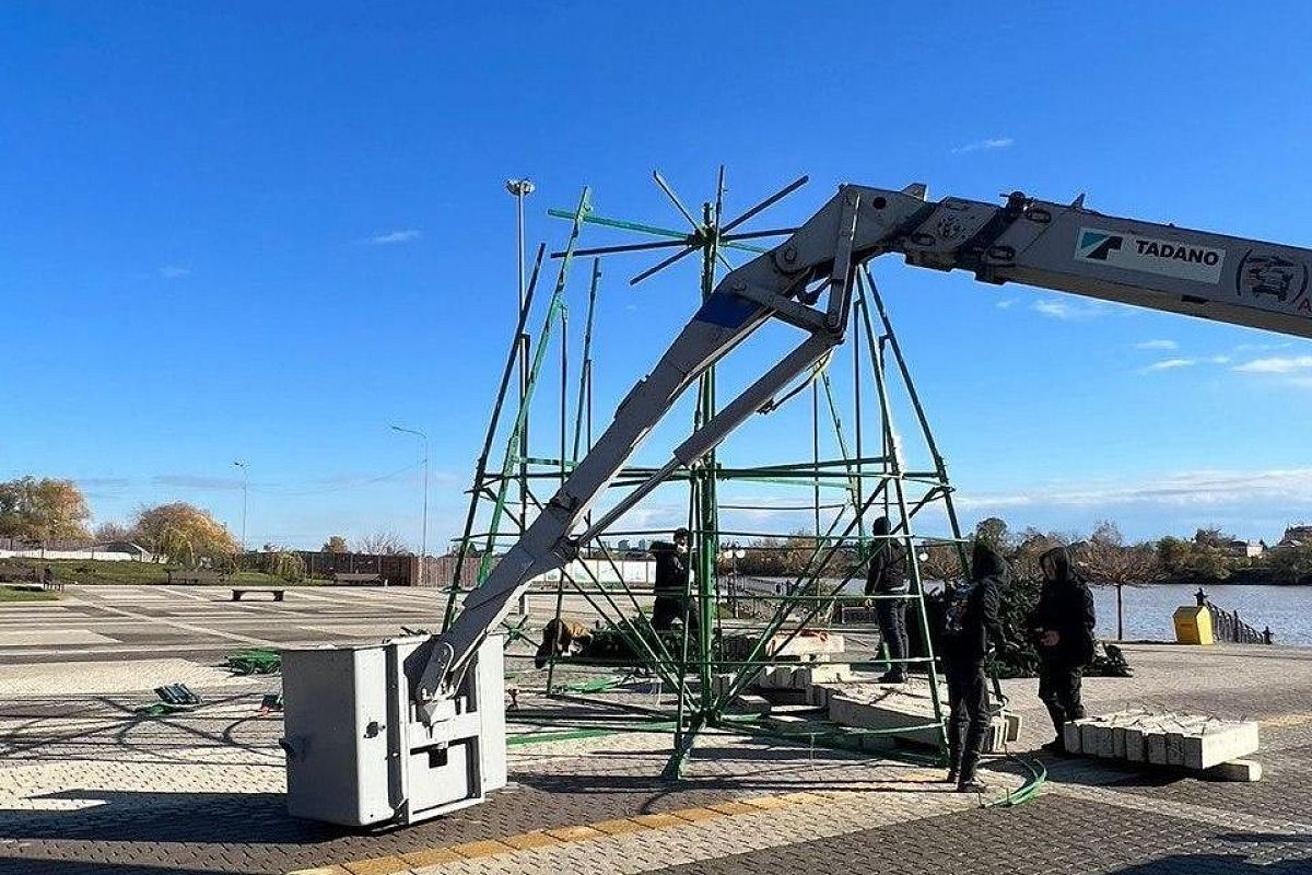 Вот она нарядная: в Краснодаре и на курортах начали украшать елки к Новому году