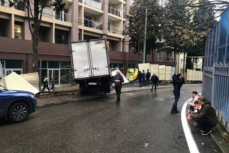 Водитель на «Газели» вылетел на тротуар и сбил трех человек в Сочи