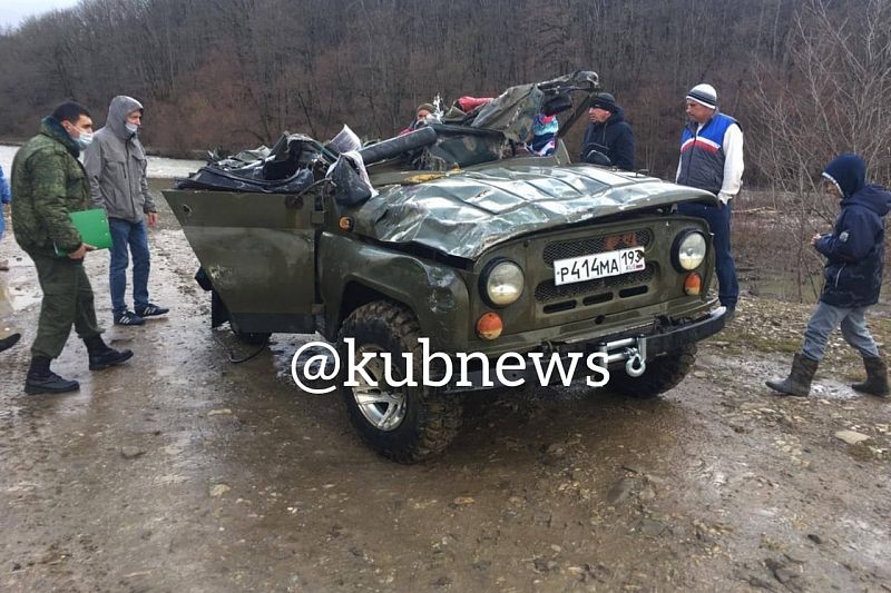 В Краснодарском крае УАЗ с людьми перевернулся в реку. Погибли три человека