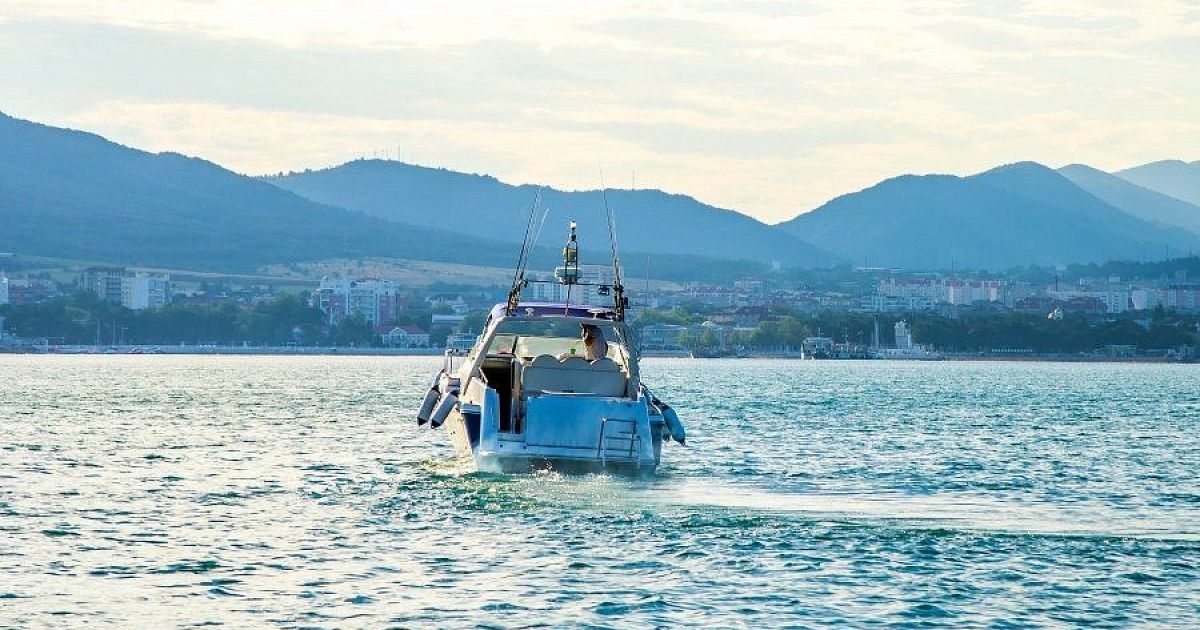 Морские прогулки кабардинка. Морская прогулка Кабардинка. Катер панорама Кабардинка.