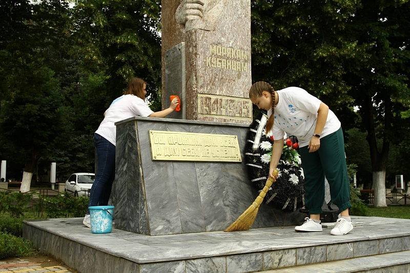 В Краснодарском крае накануне Дня памяти и скорби на мемориалах и воинских захоронениях проходят субботники