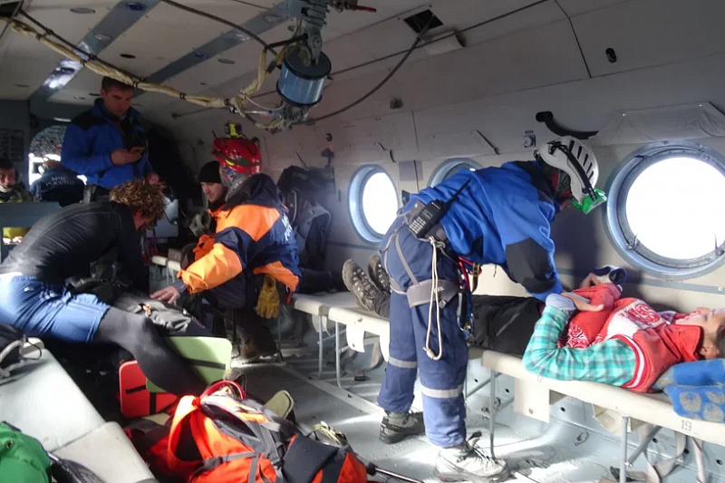Сочинские спасатели вертолетом эвакуировали с горы туристку с аппендицитом