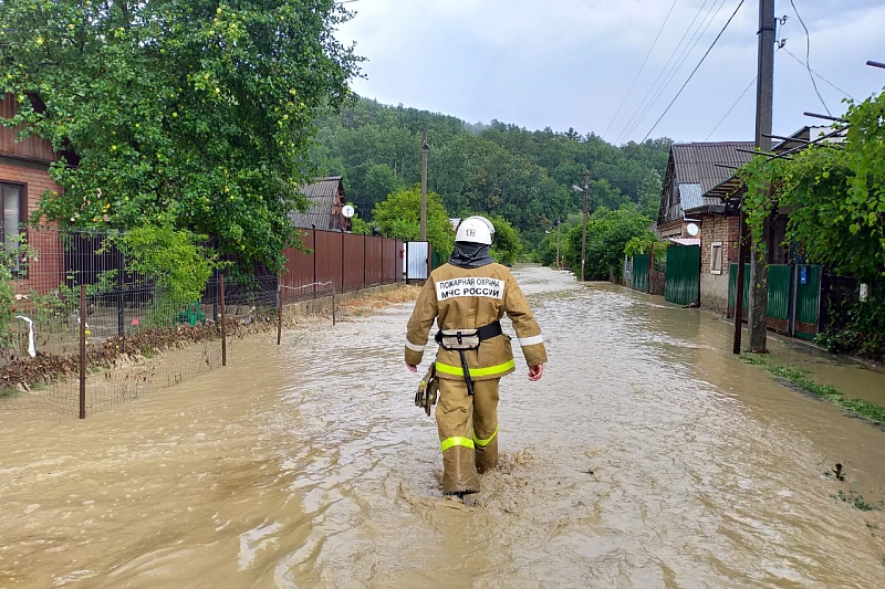 Около 100 дворов подтопило из-за сильного ливня в Краснодарском крае 