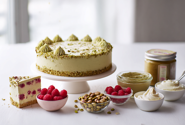 Праздничный фисташковый торт «как итальянское мороженое» с малиновой начинкой