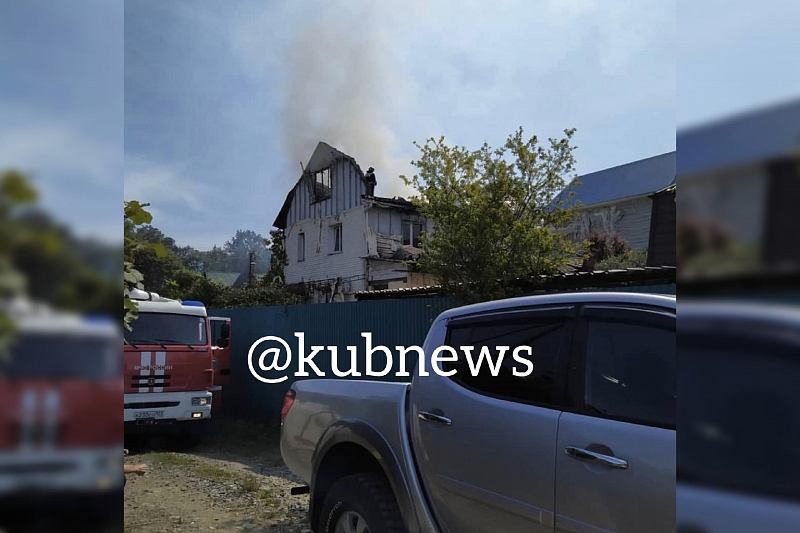 В Сочи горел двухэтажный частный дом на площади 150 кв. м. Эвакуировано два человека
