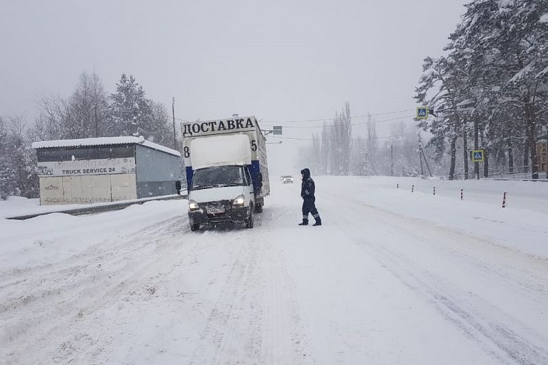 Транспортное сообщение с тремя населенными пунктами в Краснодарском крае прервано из-за снегопада