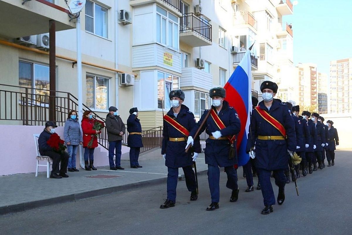 Военные поздравили ветерана со 100-летним юбилеем