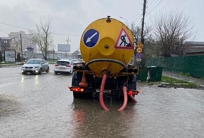 Краснодар ушел под воду: несколько участков городских дорог подтопило ливнем