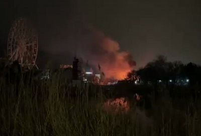 Сотрудники МЧС тушат крупный пожар в парке аттракционов