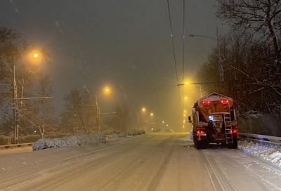 После ледяного дождя коммунальщики обрабатывают улицы и тротуары в Краснодаре