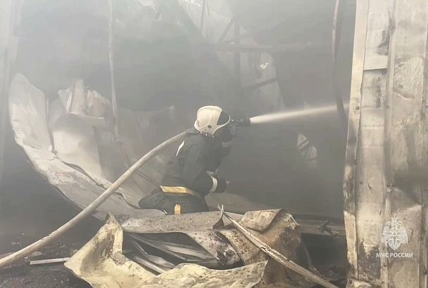 Крупный пожар на складах со стройматериалами в Краснодаре потушен