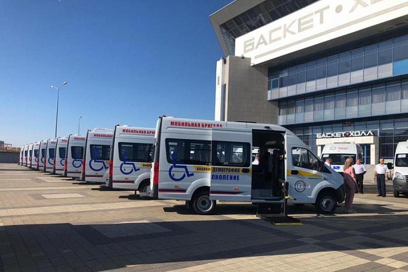 В Краснодарском крае в центры соцобслуживания передали 22 специализированных автомобиля с подъемниками