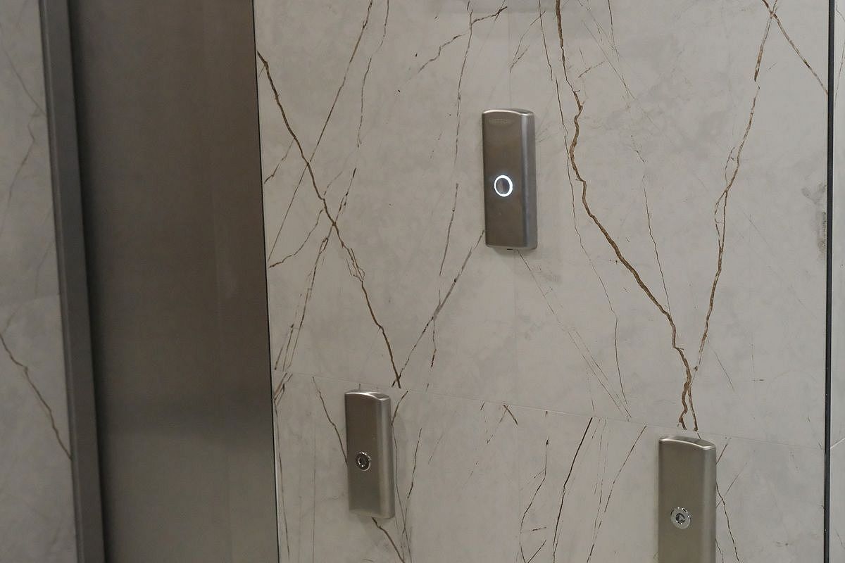 Инновационные лифты с дизайном Артемия Лебедева установили в высотках Краснодара и Новороссийска