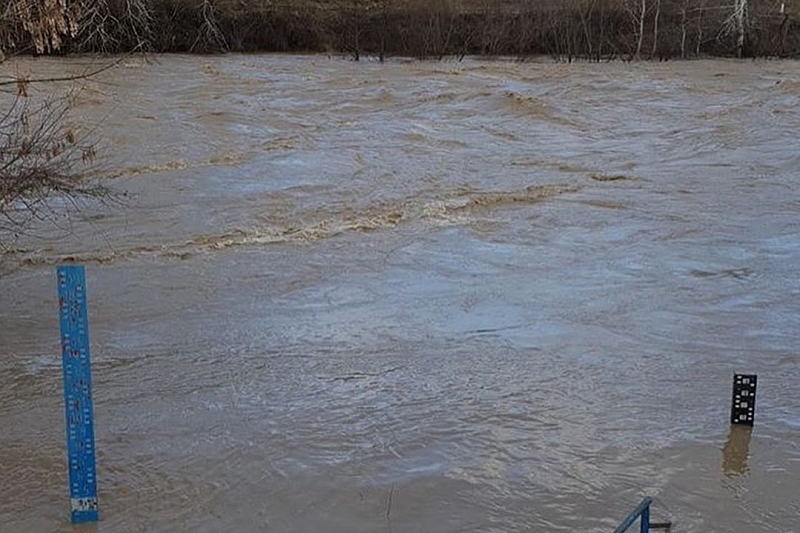 В Краснодарском крае река Псекупс вышла из берегов и затопила часть станицы Саратовской 