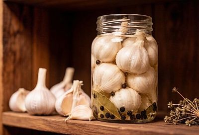 Мариную чеснок целыми головками: жду 3 суток — и хрустящая закуска сметается за вечер