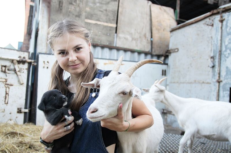 Чужих детей не бывает: в Тихорецке коза «усыновила» щенков