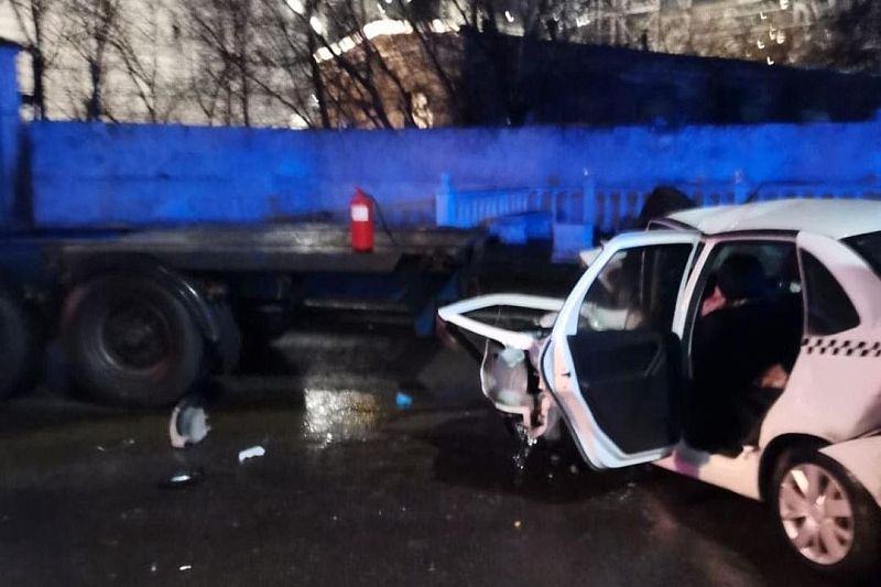 В Новороссийске водитель такси устроил ДТП с грузовиком. Пострадали три человека 