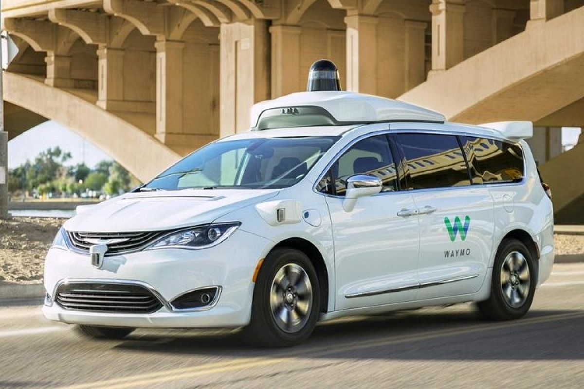 Waymo стала присылать клиентам такси без водителей