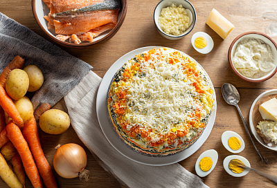 Шеф-повар Илья Лазерсон собирает праздничную «Мимозу» — и она выглядит как салат-тортик