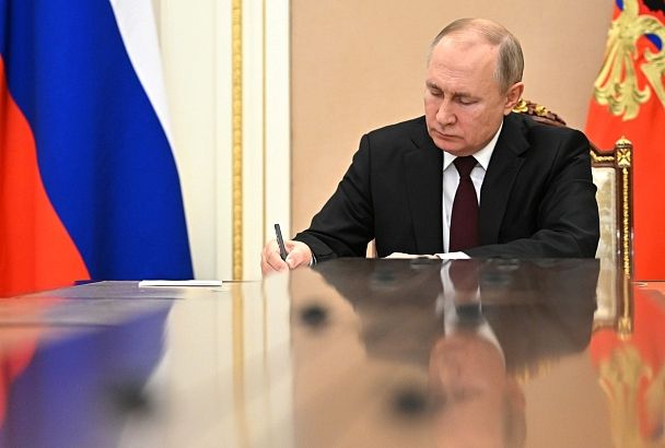 Путин подписал закон о новых антикризисных налоговых мерах