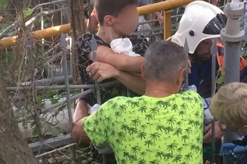 На Кубани подросток проткнул насквозь руку металлическим прутом, перелезая через забор