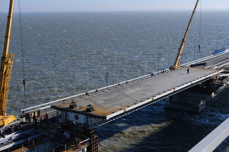 Надвижку 300-тонного пролета выполнили на левой стороне автомобильной части Крымского моста 