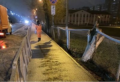 Коммунальные службы всю ночь боролись с наледью на дорогах