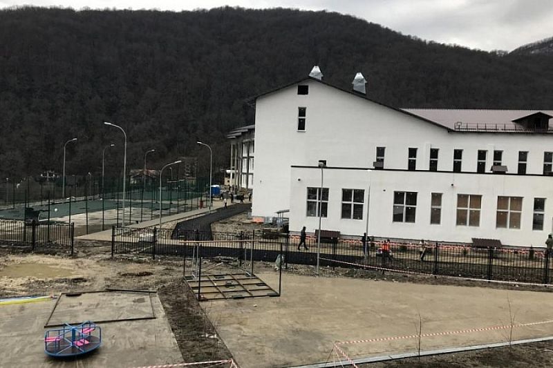 Строительство школы и детского сада завершают на Красной Поляне