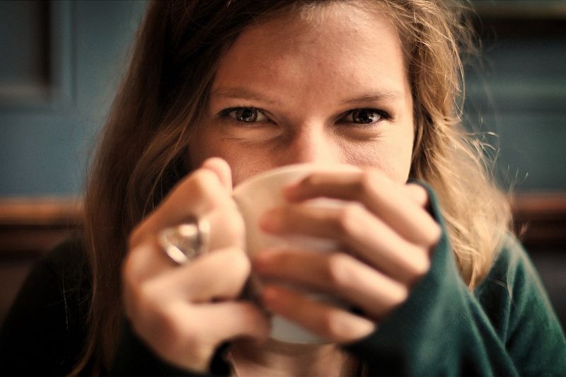 Ученые: третья чашка кофе в день спасает женщин от депрессии