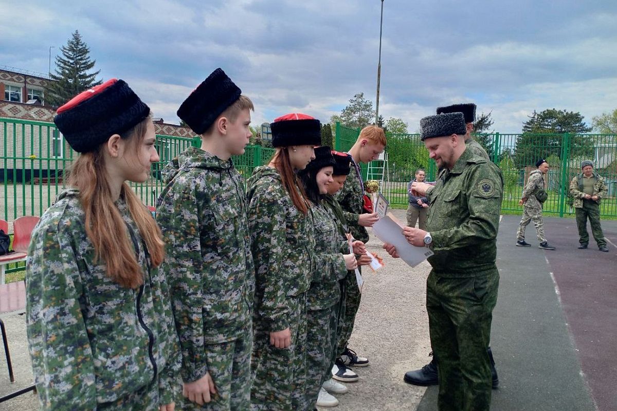 Еще в школе юных казачат учат любить свой край и быть готовыми встать на его защиту. Еще в школе юных казачат учат любить свой край и быть готовыми встать на его защиту.