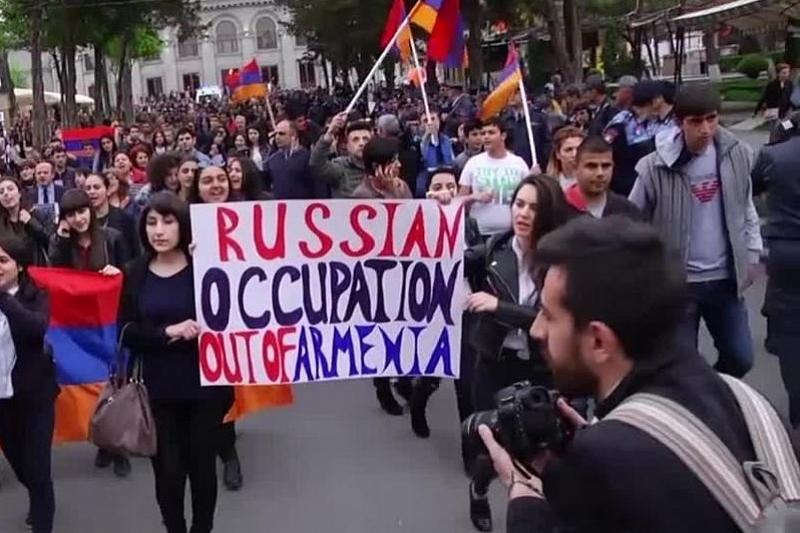 Лозунги демонстрантов в Армении