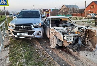 В массовом ДТП с участием трех авто пострадали пять человек, среди них дети