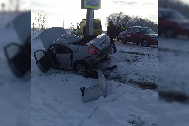 Водитель на иномарке слетел со снежной трассы и врезался в столб