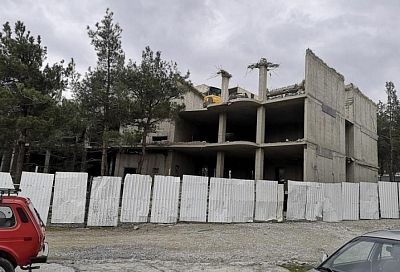В Северном микрорайоне Геленджика снесли еще один этаж недостроенного многоквартирного дома