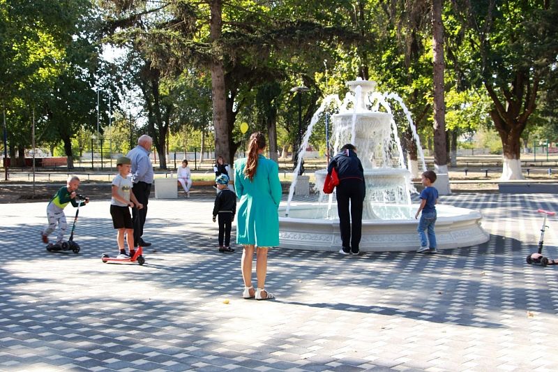 В парке установили фонтан, детские площадки, новые лавочки, дорожки выложили плиткой.﻿﻿ 