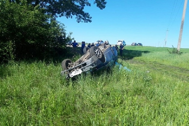 В Краснодарском крае ВАЗ-2110 врезался в дерево и опрокинулся. Погиб водитель