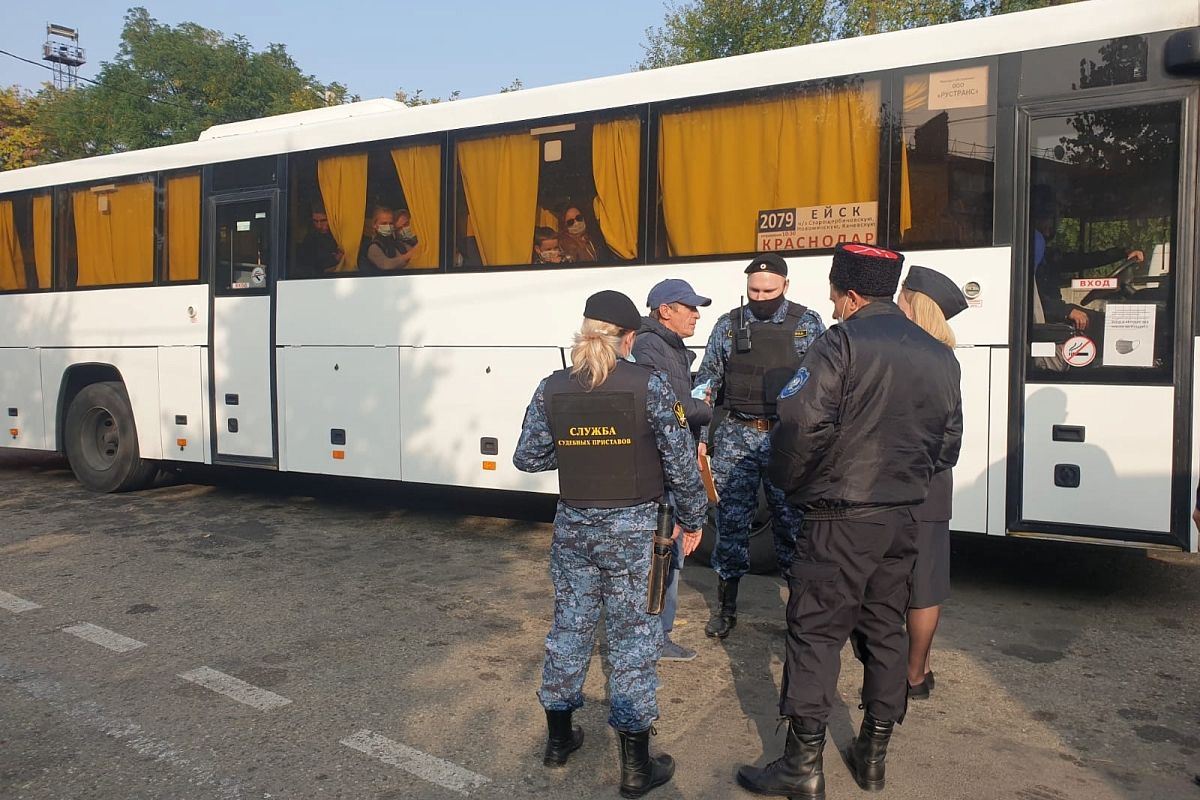 Приставы сняли с автобуса неплательщика алиментов и привлекли к уголовной ответственности