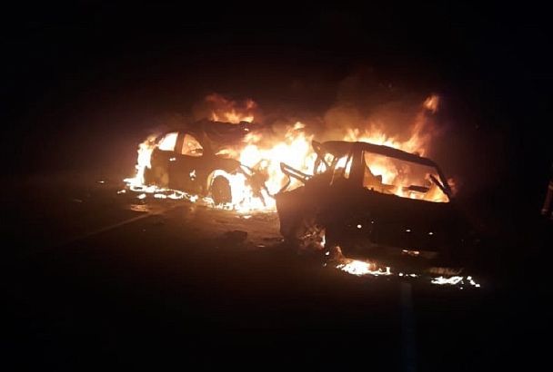 Две легковушки сгорели после ДТП в Кавказском районе. Есть погибшие и пострадавший
